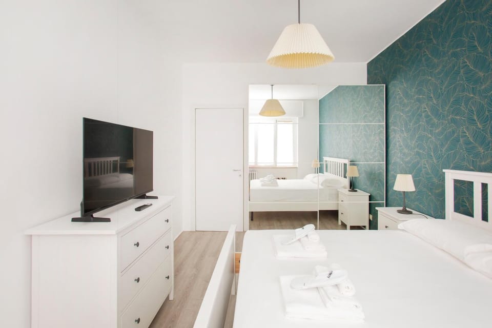 Bed, TV and multimedia, Photo of the whole room, Evening entertainment, Bedroom
