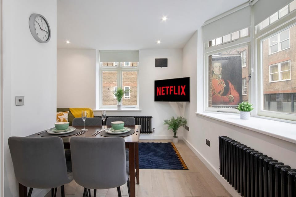 TV and multimedia, Living room, Seating area, Dining area