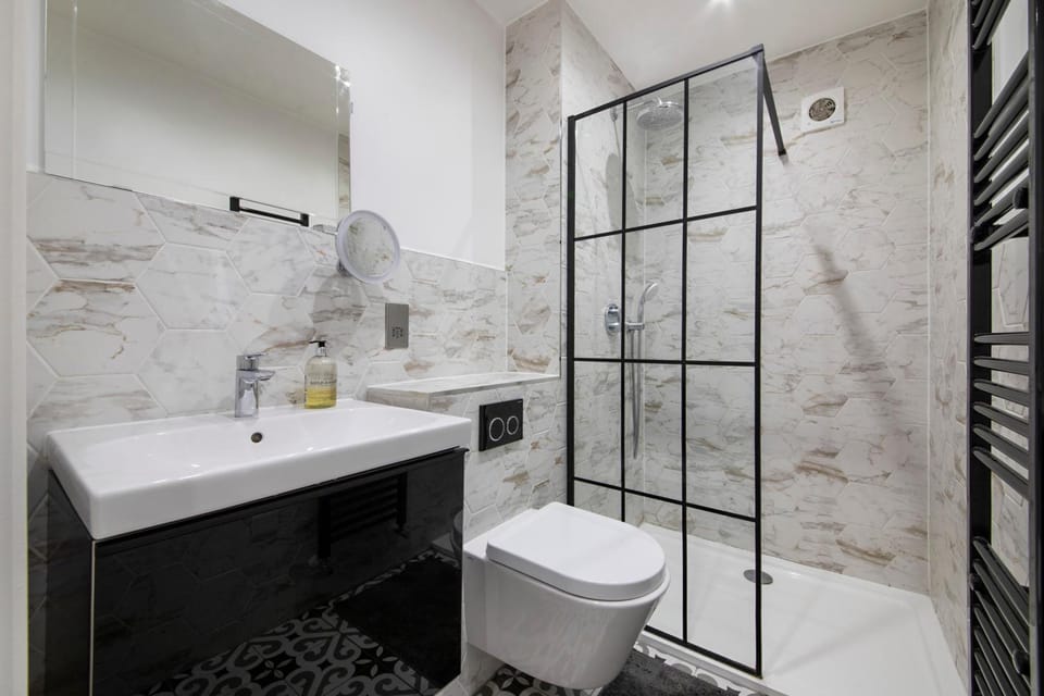 Shower, Toilet, Bathroom, towels