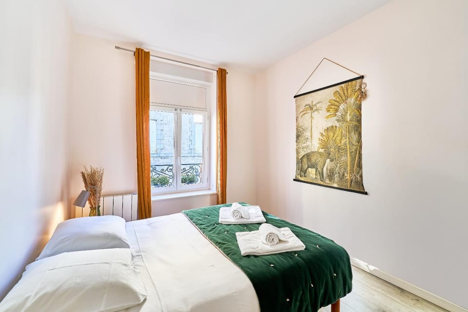 Bed, Photo of the whole room, Bedroom, towels