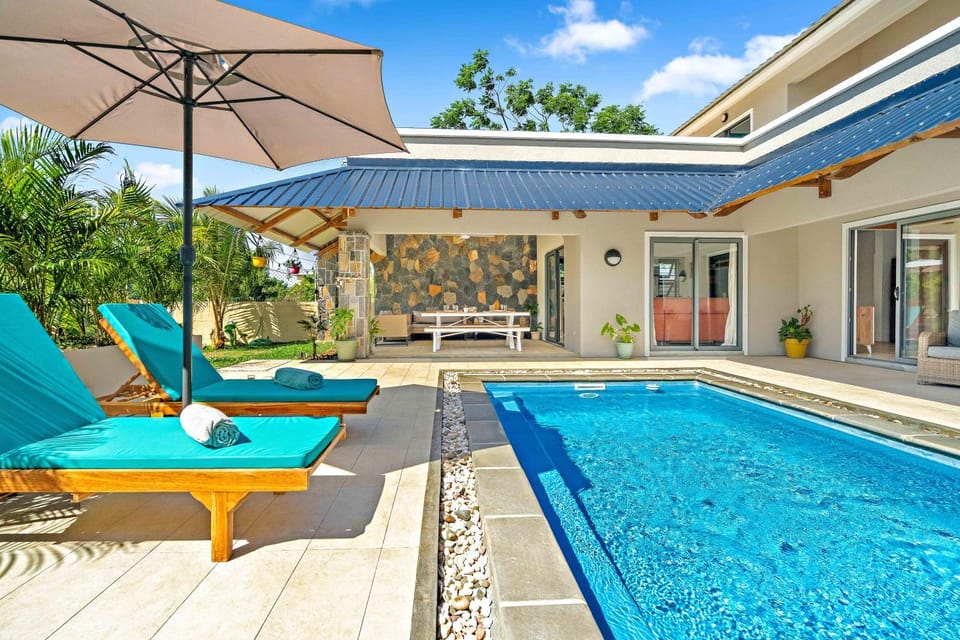 Property building, Patio, Swimming pool, sunbed