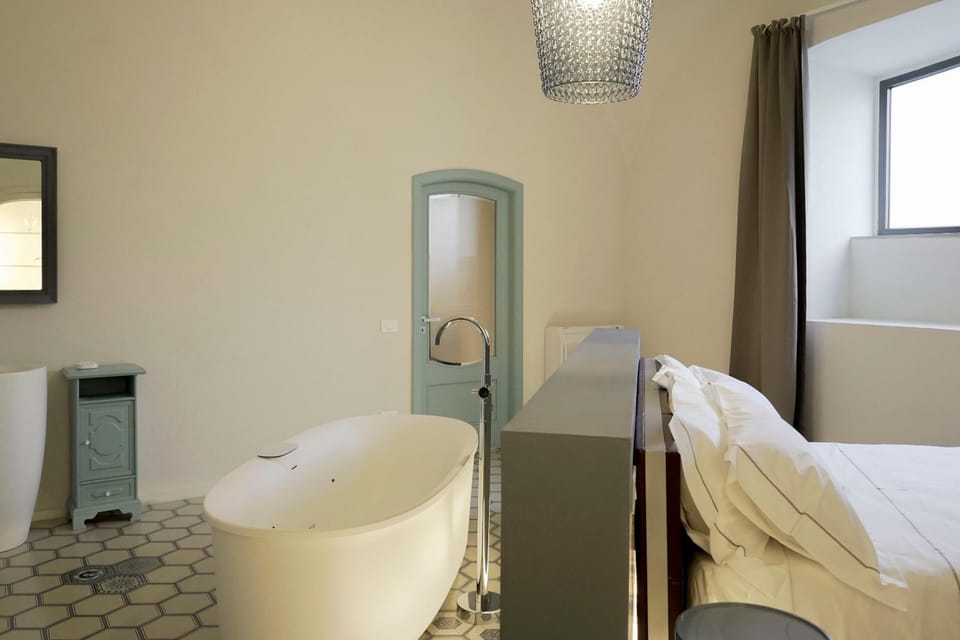 Bed, Hot Tub, Hot Tub, Photo of the whole room, Bedroom