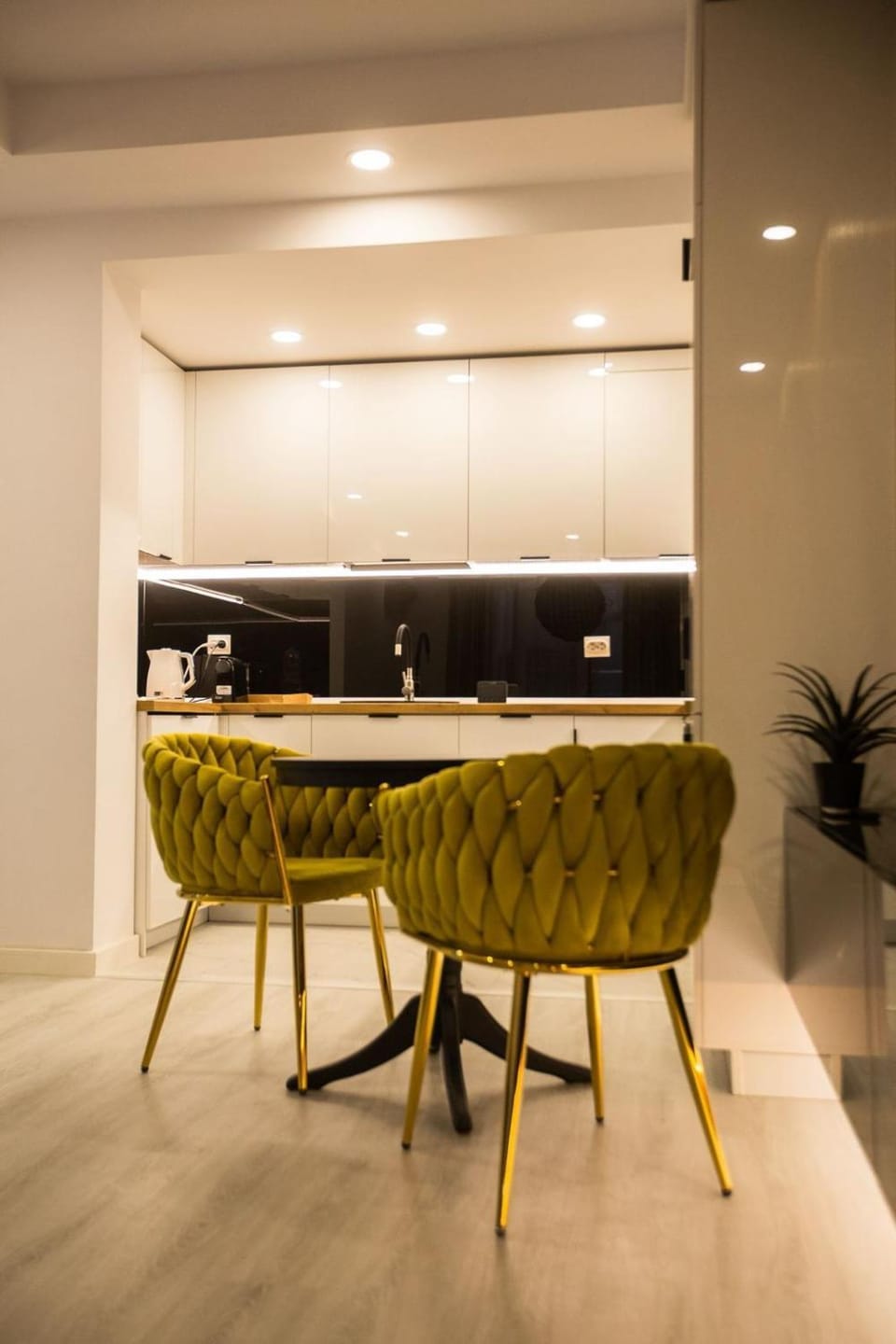 Coffee/tea facilities, Kitchen or kitchenette, Living room