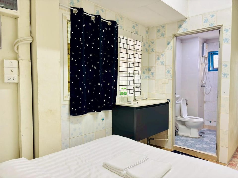 Bathroom, Bedroom, towels