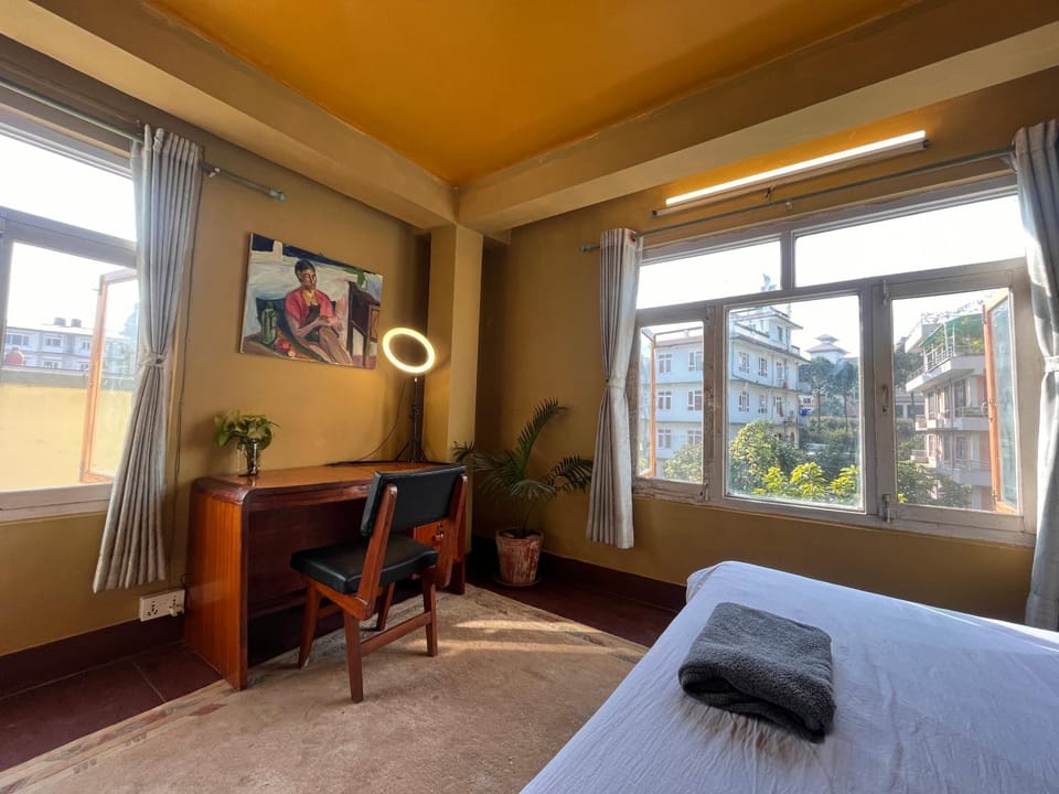 Bed, Photo of the whole room, Seating area