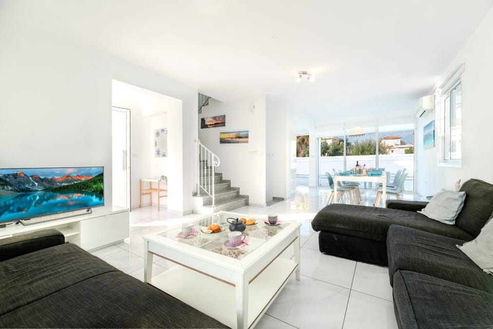 Communal lounge/ TV room, Living room