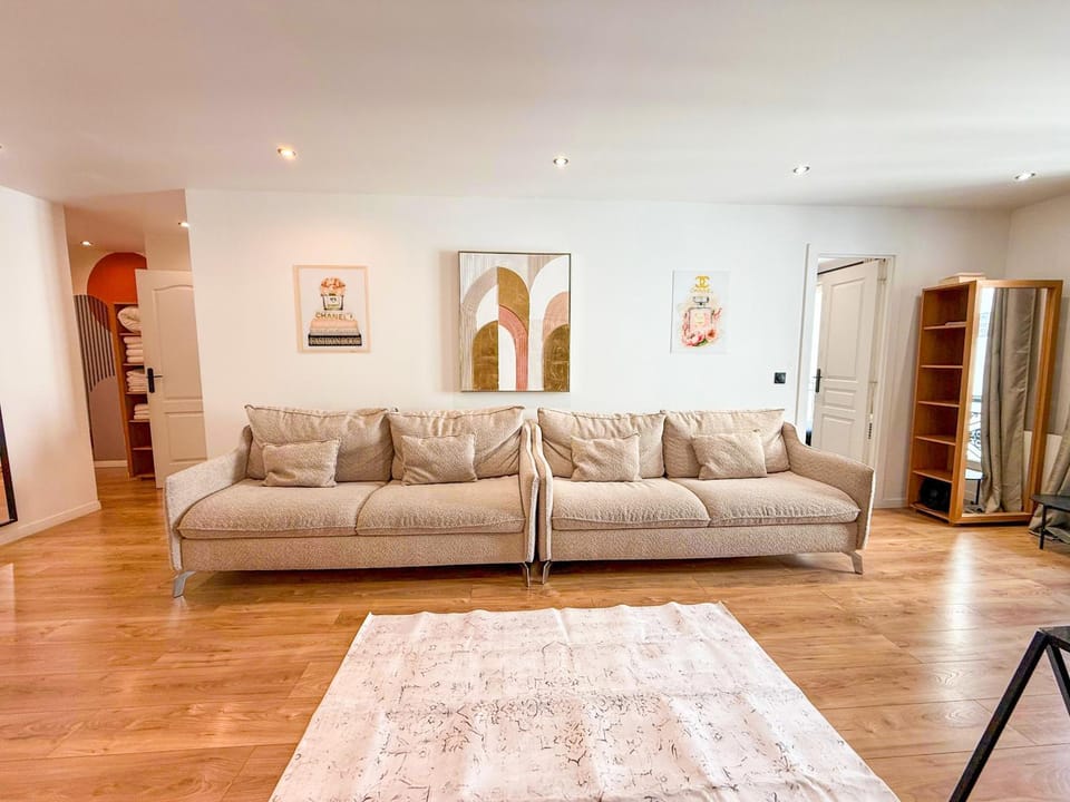 UrbanFlat 103 - Grand appartement - Grands Boulevards Apartment in Paris