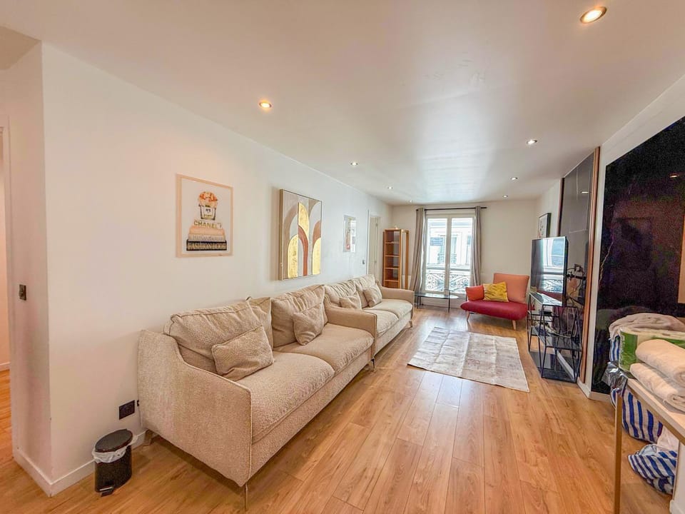 UrbanFlat 103 - Grand appartement - Grands Boulevards Apartment in Paris