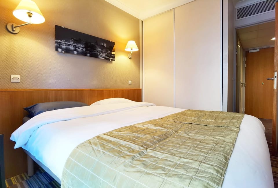 Comfortable Apartment near La Defense with Elevator Apartment in Courbevoie