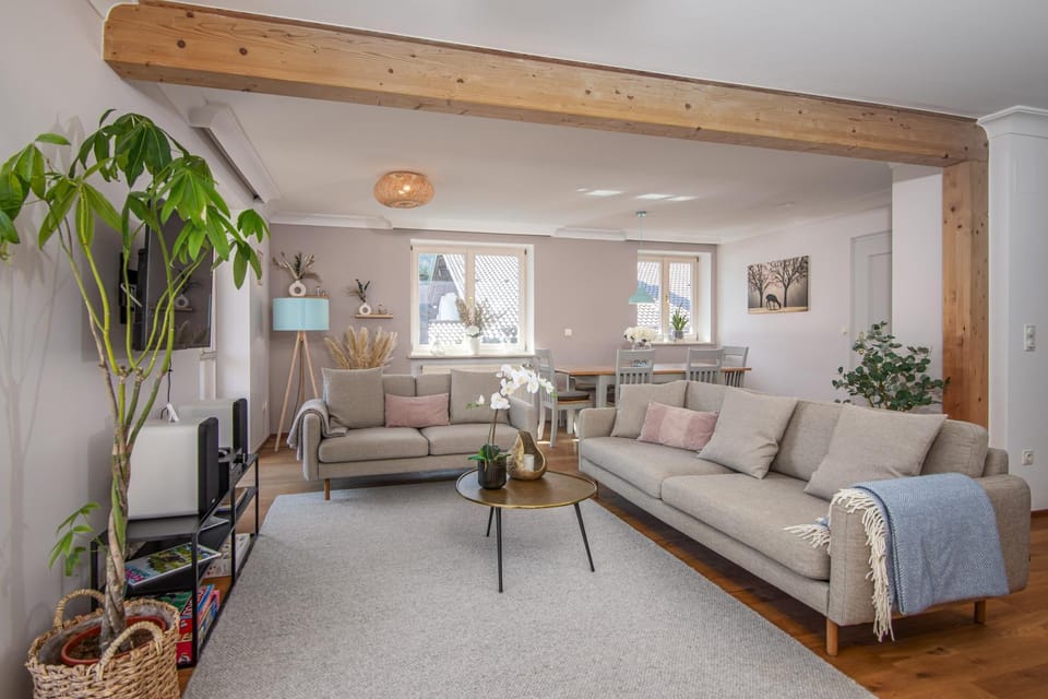 TV and multimedia, Living room, Decorative detail, Seating area, internet, internet