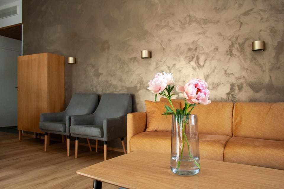 Photo of the whole room, Decorative detail, Decorative detail, Seating area