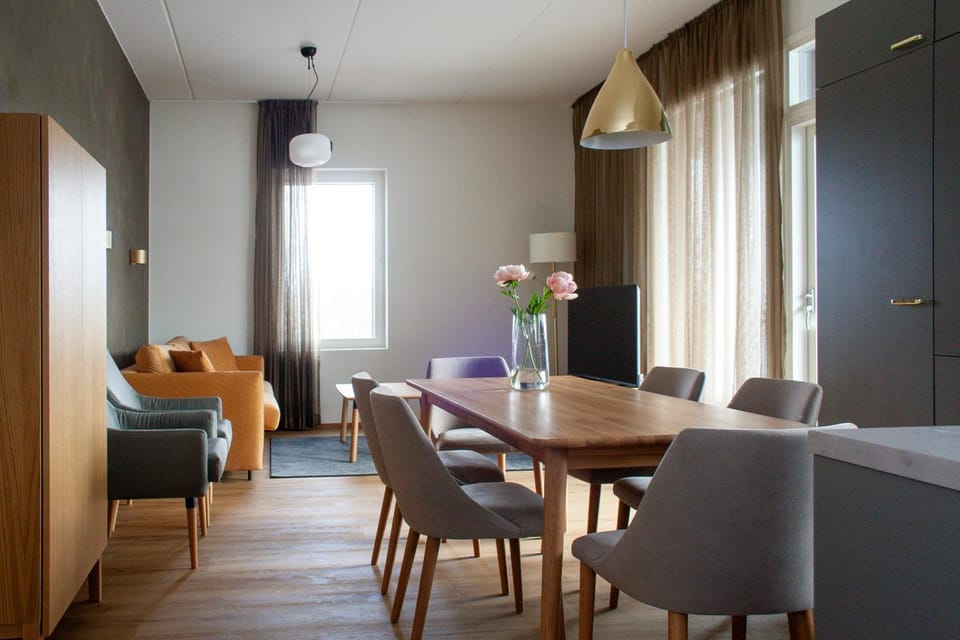 Photo of the whole room, Seating area