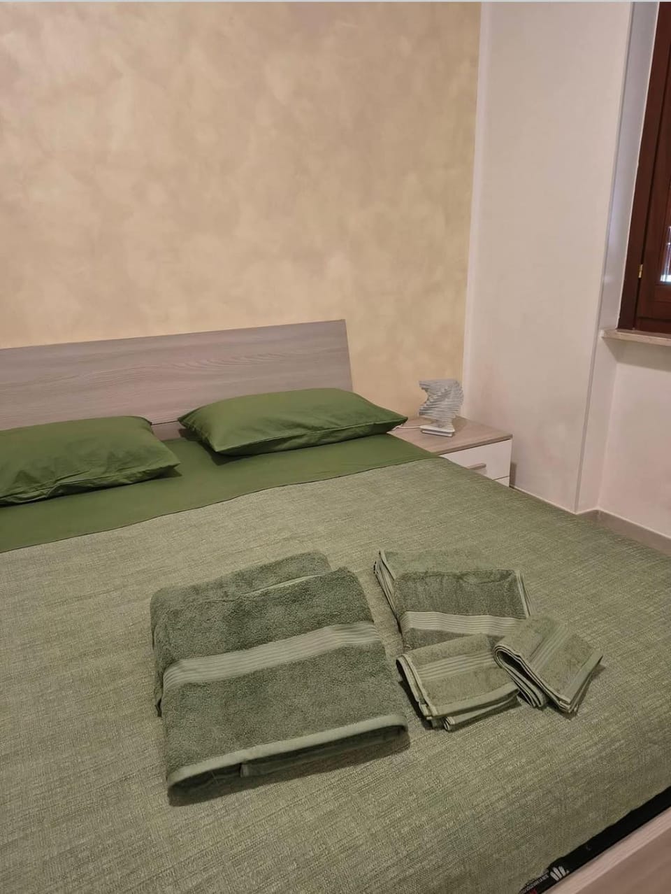 Bed, Photo of the whole room, Bedroom, towels