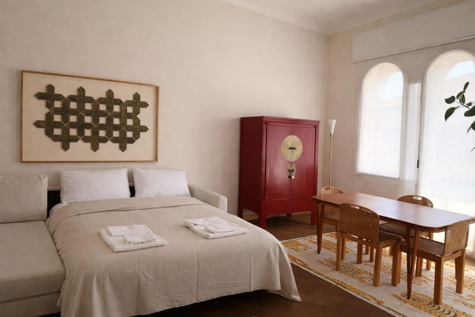 Bed, Living room, Photo of the whole room, Seating area, Dining area, Bedroom, towels, wardrobe