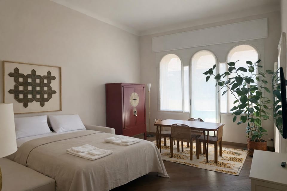 Bed, Living room, Photo of the whole room, Seating area, Dining area