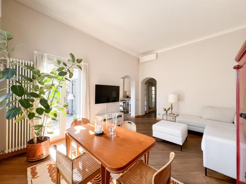 Communal lounge/ TV room, TV and multimedia, Living room, Seating area, Dining area, air conditioner
