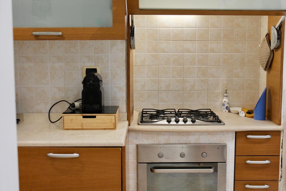 Coffee/tea facilities, Kitchen or kitchenette, stove