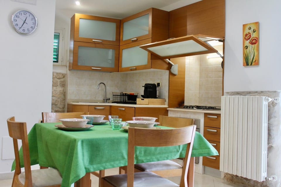 Kitchen or kitchenette, Dining area, oven, pet friendly, stove