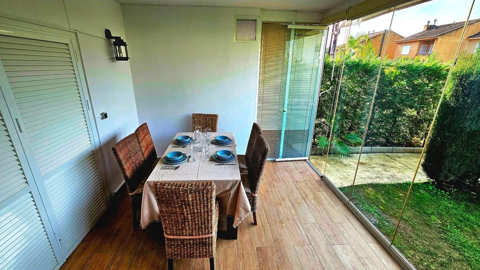 Garden, Living room, Dining area