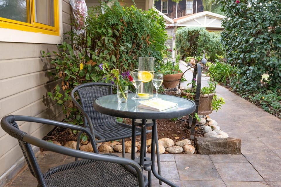 Property building, Patio, Spring, Day, Garden, Dining area, Garden view