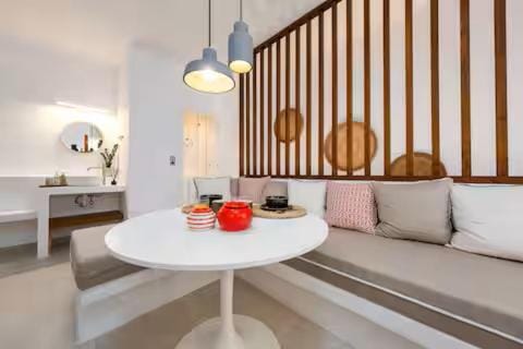 Bed, Living room, Photo of the whole room, Seating area, Dining area