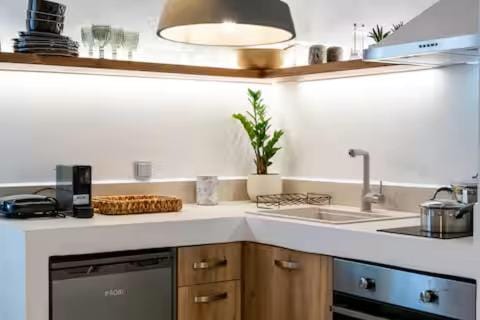 Coffee/tea facilities, Kitchen or kitchenette, oven, stove