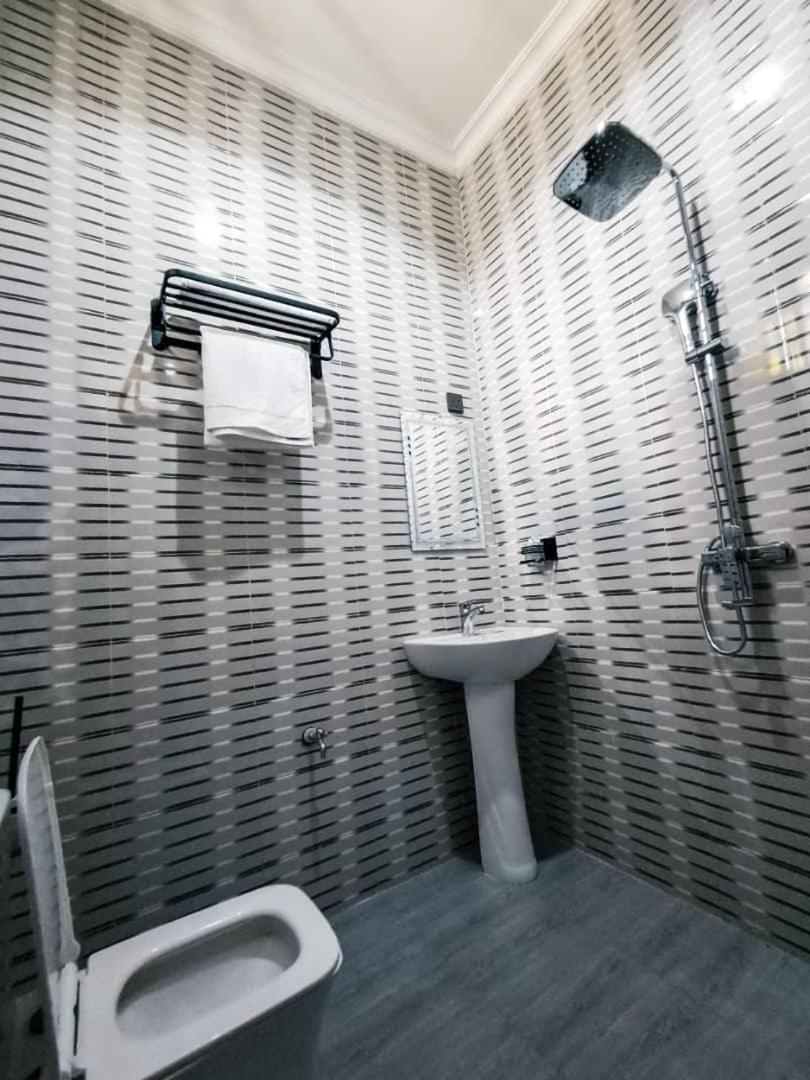 Shower, Toilet, Bathroom, towels