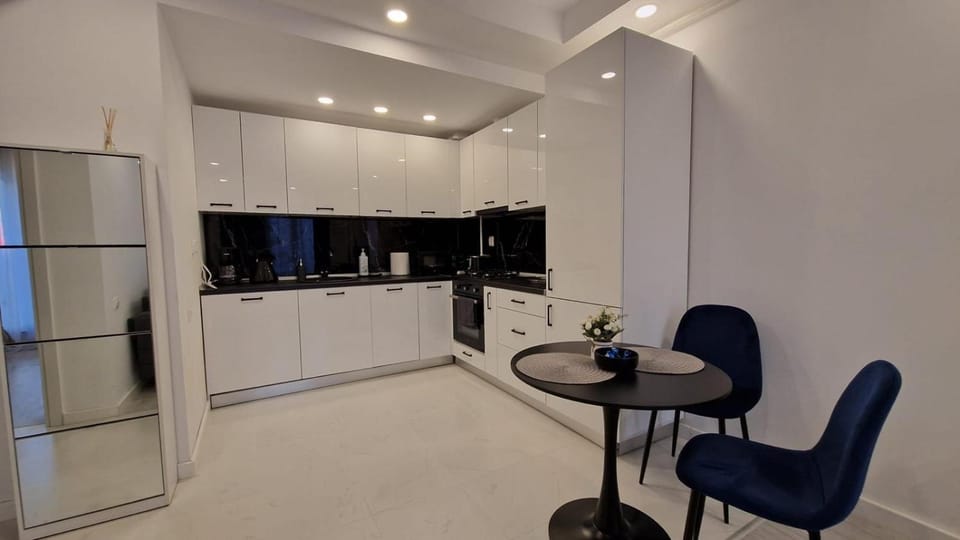 TV and multimedia, Kitchen or kitchenette, Seating area, Dining area, oven, stove