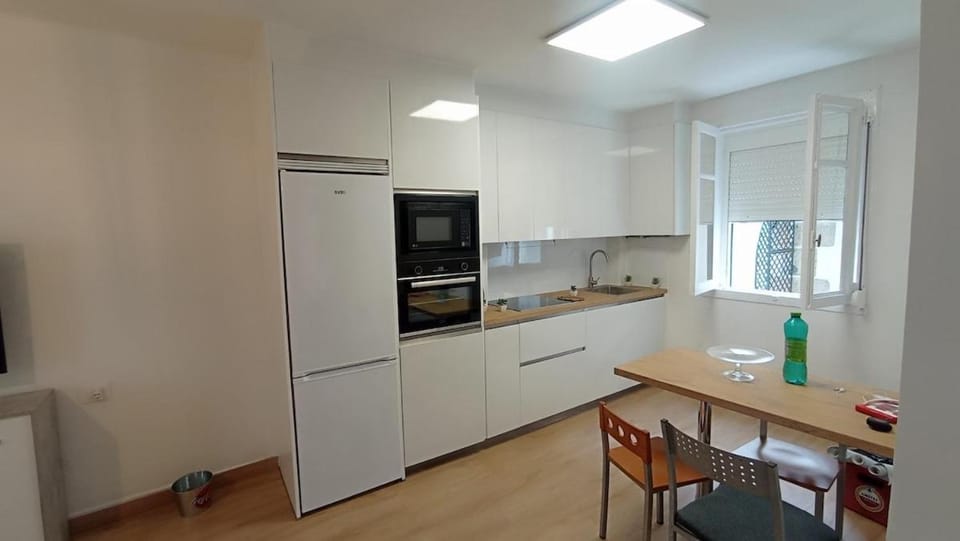 Kitchen or kitchenette, dishwasher