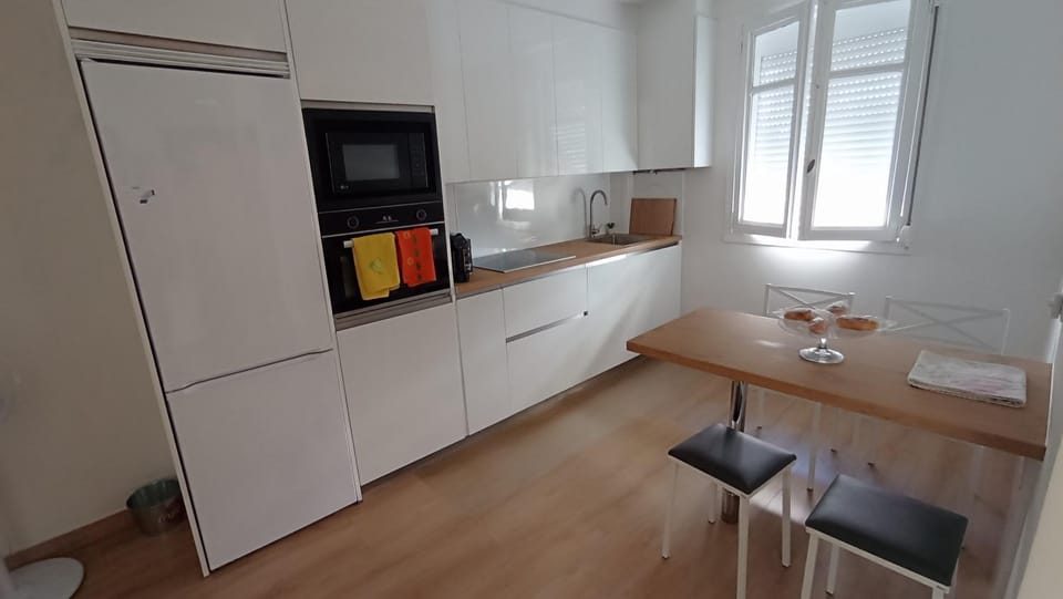 Coffee/tea facilities, Kitchen or kitchenette, oven, stove