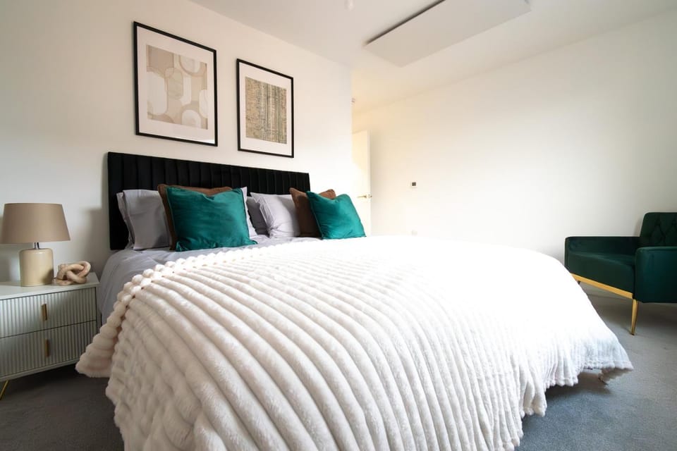 Bed, Photo of the whole room, Seating area, Bedroom