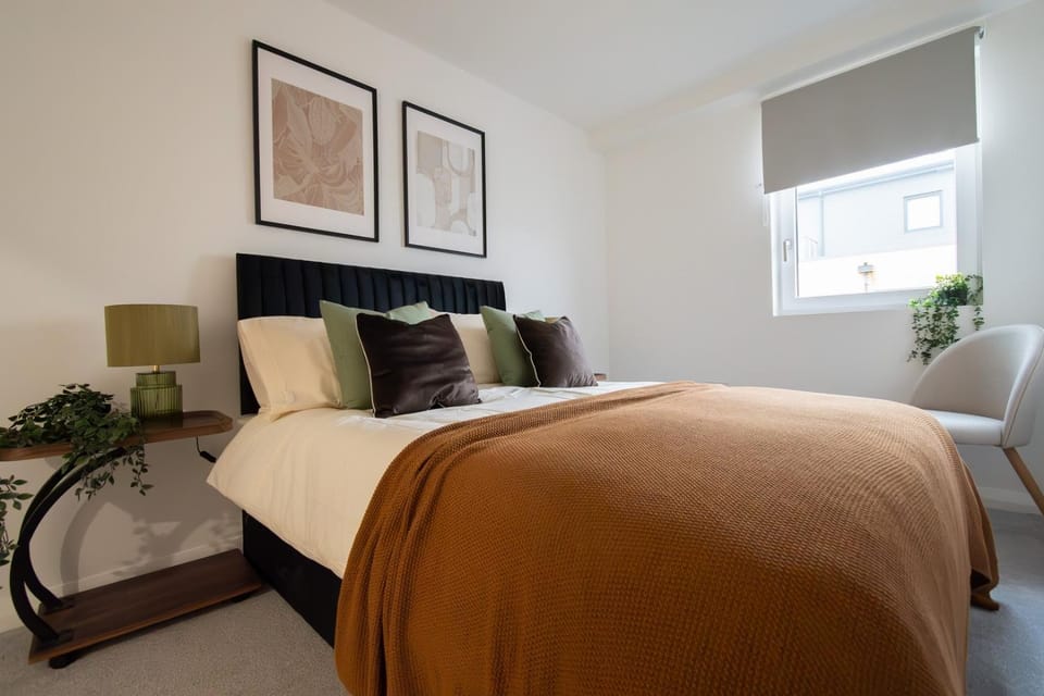 Bed, Photo of the whole room, Seating area, Bedroom