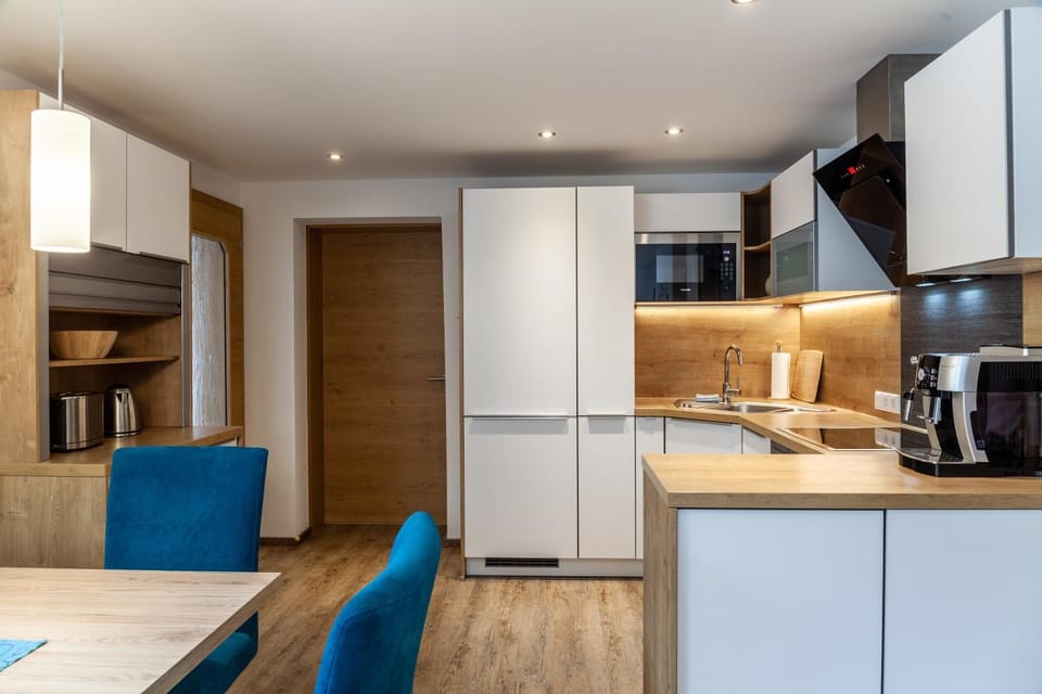 Kitchen or kitchenette, Living room