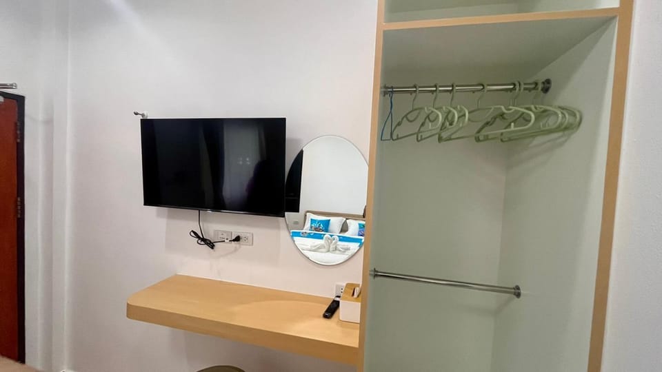 TV and multimedia, Kitchen or kitchenette, wardrobe