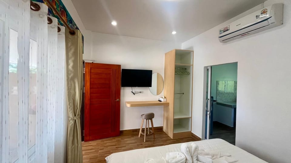 TV and multimedia, Photo of the whole room, hair dresser, air conditioner