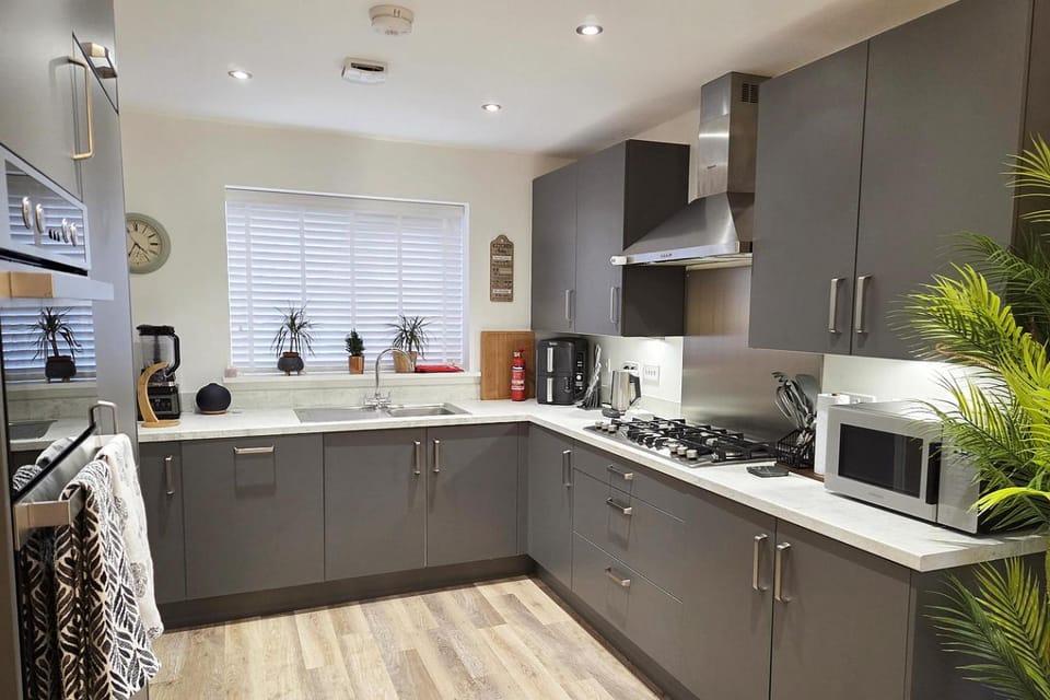 Coffee/tea facilities, Kitchen or kitchenette, Communal kitchen, dishwasher, microwave, oven, storage, stove, stove, laundry, laundry, washing machine, washing machine, dryer, kitchen, kitchen