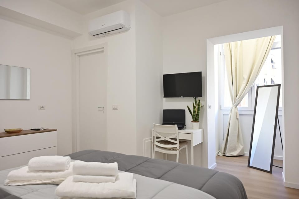 Bed, TV and multimedia, Seating area, Bedroom, towels, air conditioner