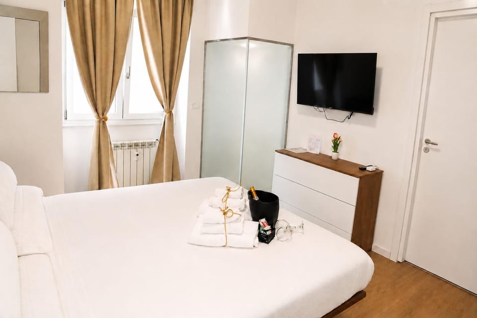 Shower, Bed, TV and multimedia, Food and drinks, Bedroom, Food, towels, air conditioner