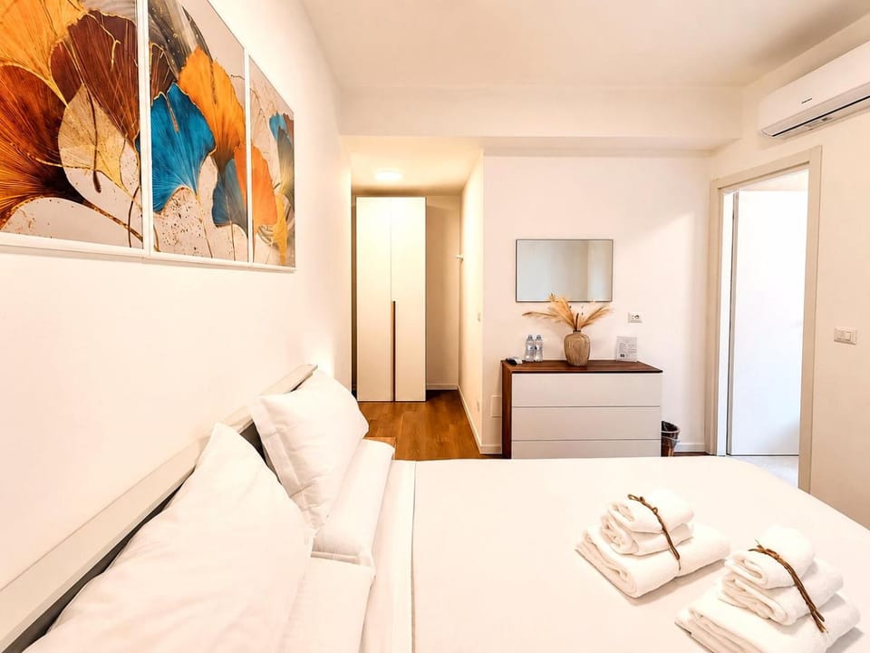 Bed, TV and multimedia, Bedroom, locker, towels, air conditioner