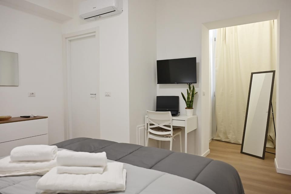 Bed, TV and multimedia, Seating area, Bedroom, towels, wardrobe, air conditioner