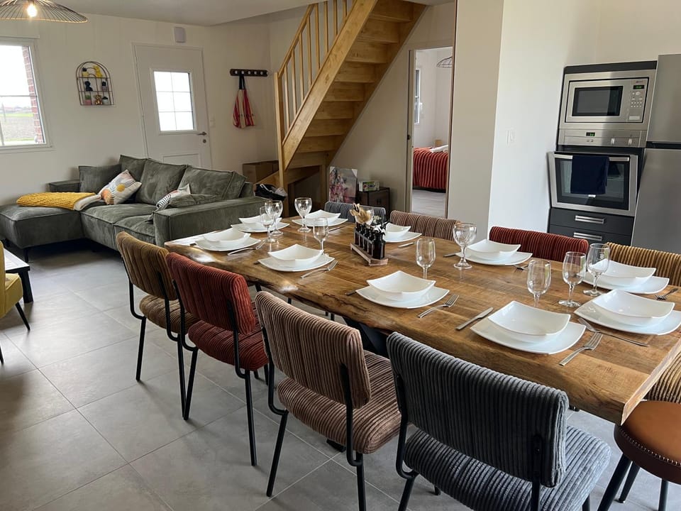 Living room, Seating area, Dining area, stove