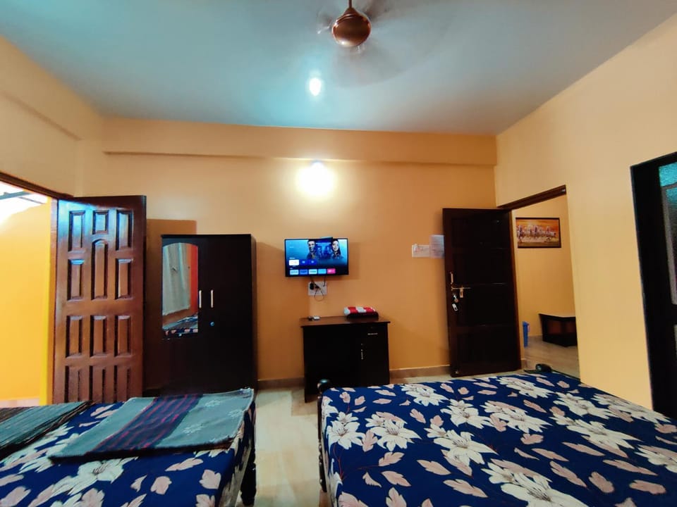 Bed, TV and multimedia, Photo of the whole room, Bedroom