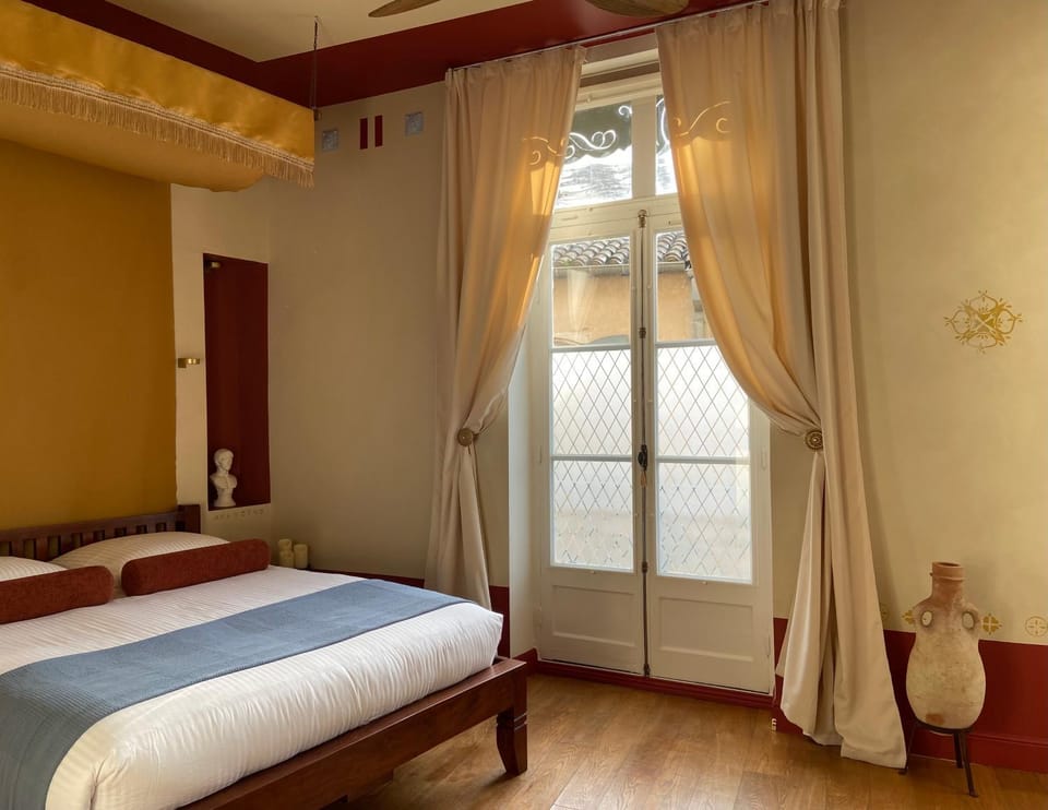 Suite Augustus expérience romaine et cinéma privée appartement T1 Apartment in Nimes