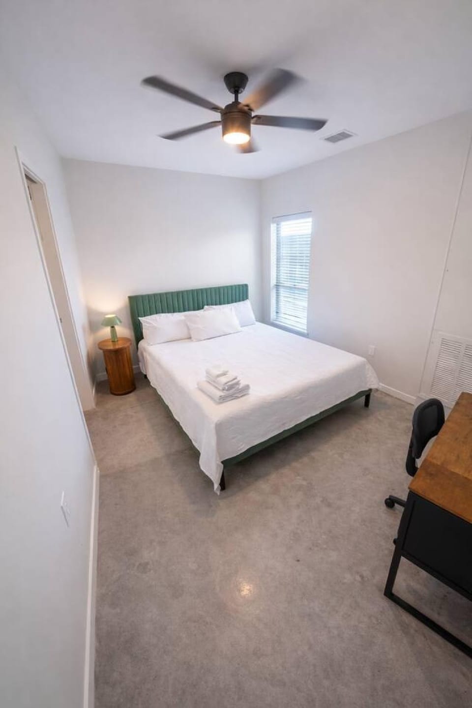 Cozy Greenwood Canopy Apartment in Des Moines
