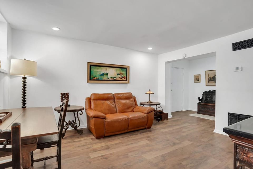 Spanish Style Apartment- Steps from Forsyth Apartment in Savannah