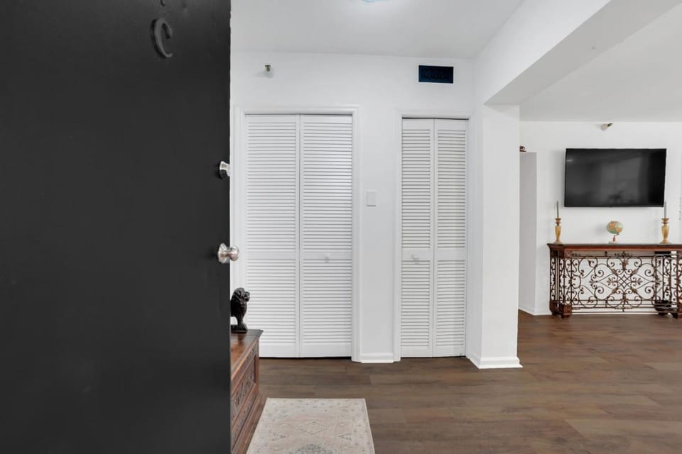 Spanish Style Apartment- Steps from Forsyth Apartment in Savannah