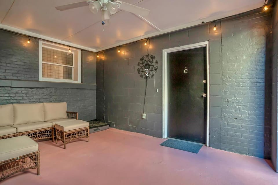Spanish Style Apartment- Steps from Forsyth Apartment in Savannah