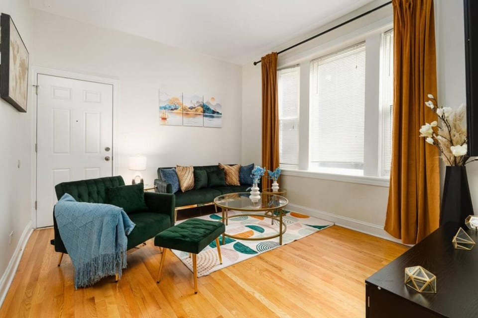 15 mins DT HumboldtPark Gem Sleeps 8 FreePark Apartment in Chicago