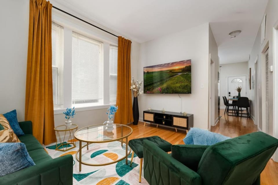 15 mins DT HumboldtPark Gem Sleeps 8 FreePark Apartment in Chicago