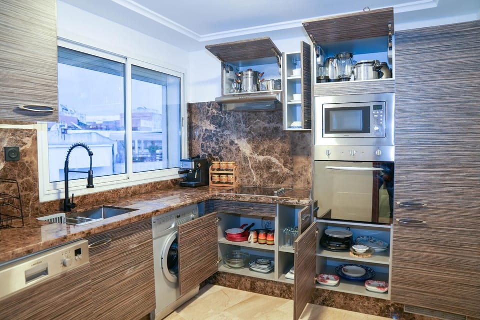 Kitchen or kitchenette, dishwasher, minibar, oven, washing machine, dryer